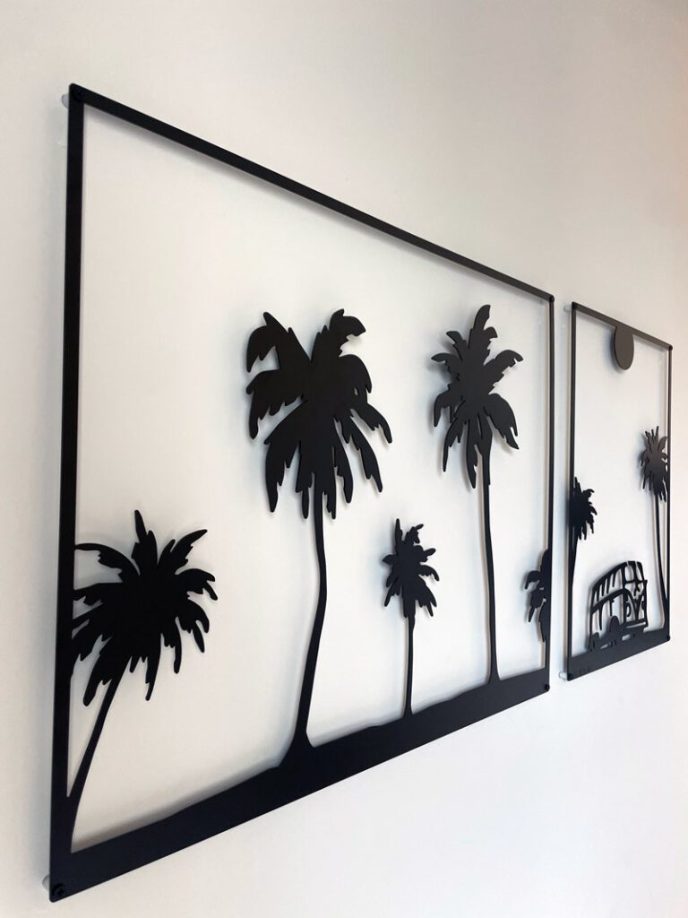 עיצוב אומנות ממתכת, דקלים במסגרת ממתכת, תלויה על קיר גבס על דיבלים