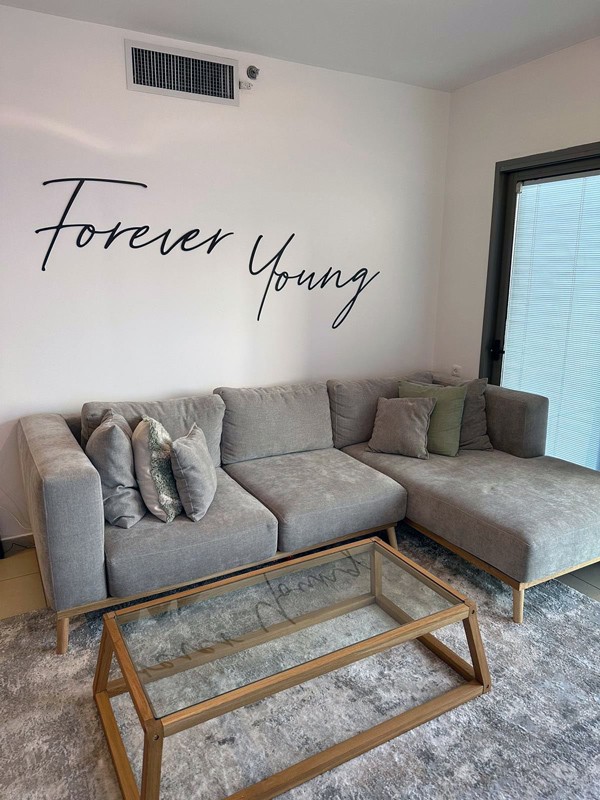 כיתוב forever young ממתכת