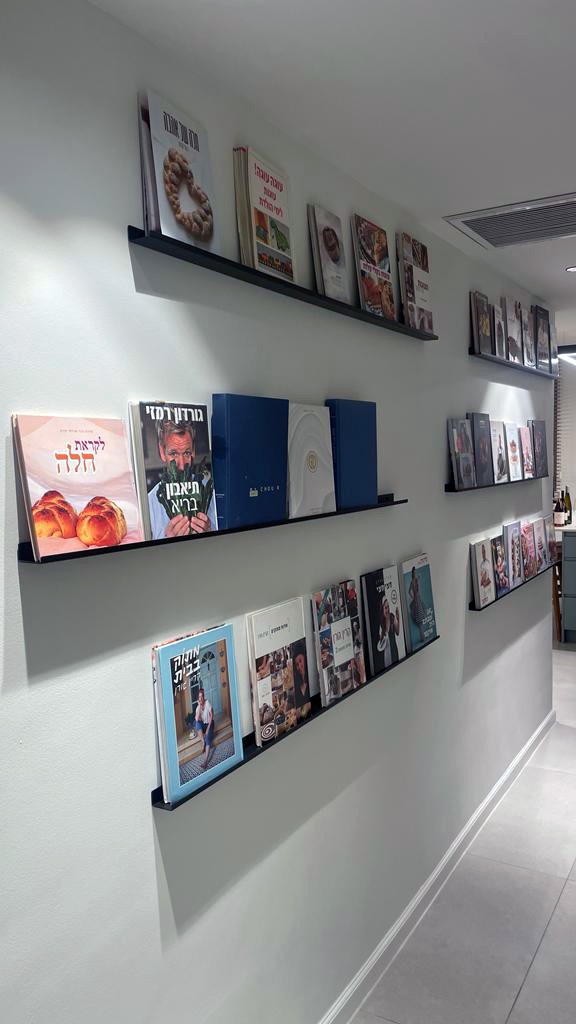 מדפי מתכת מינימליסטיים לספרים