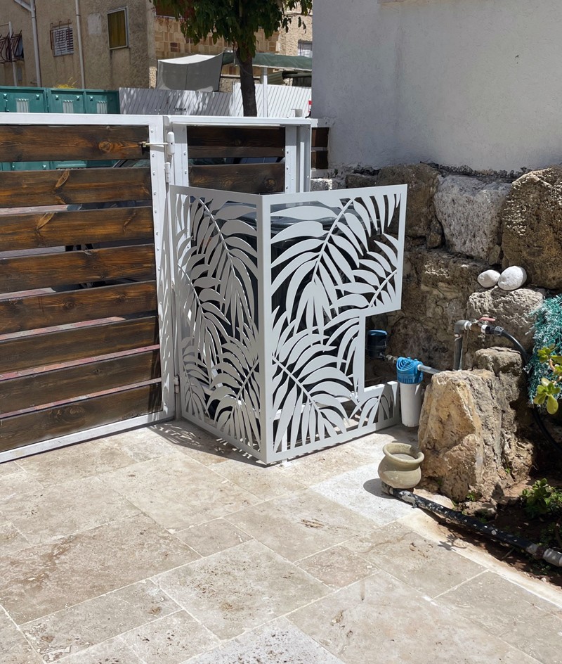 פינה דקורטיבית ממתכת להסתרת צינורות בגינה